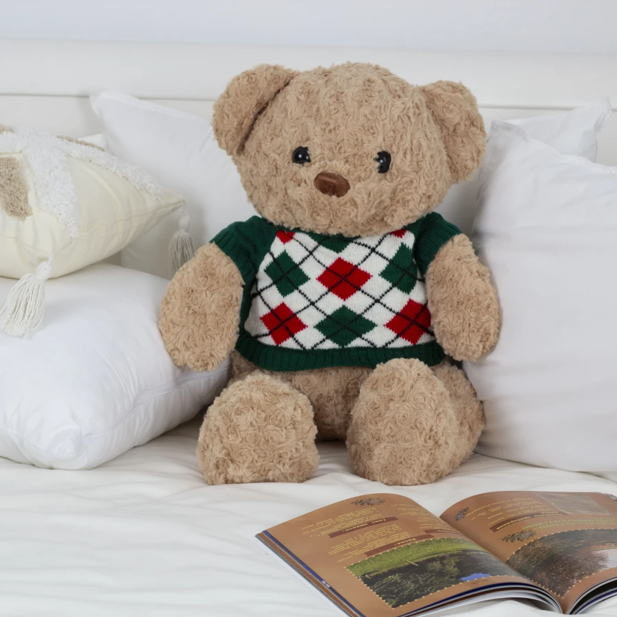 М'яка іграшка Ведмедик у зеленому светрі з пледом — Cozy Hug Bear